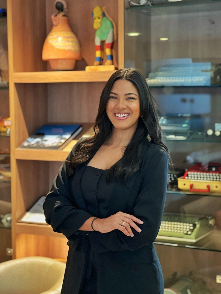 Juliana Ferreira ensinando português brasileiro